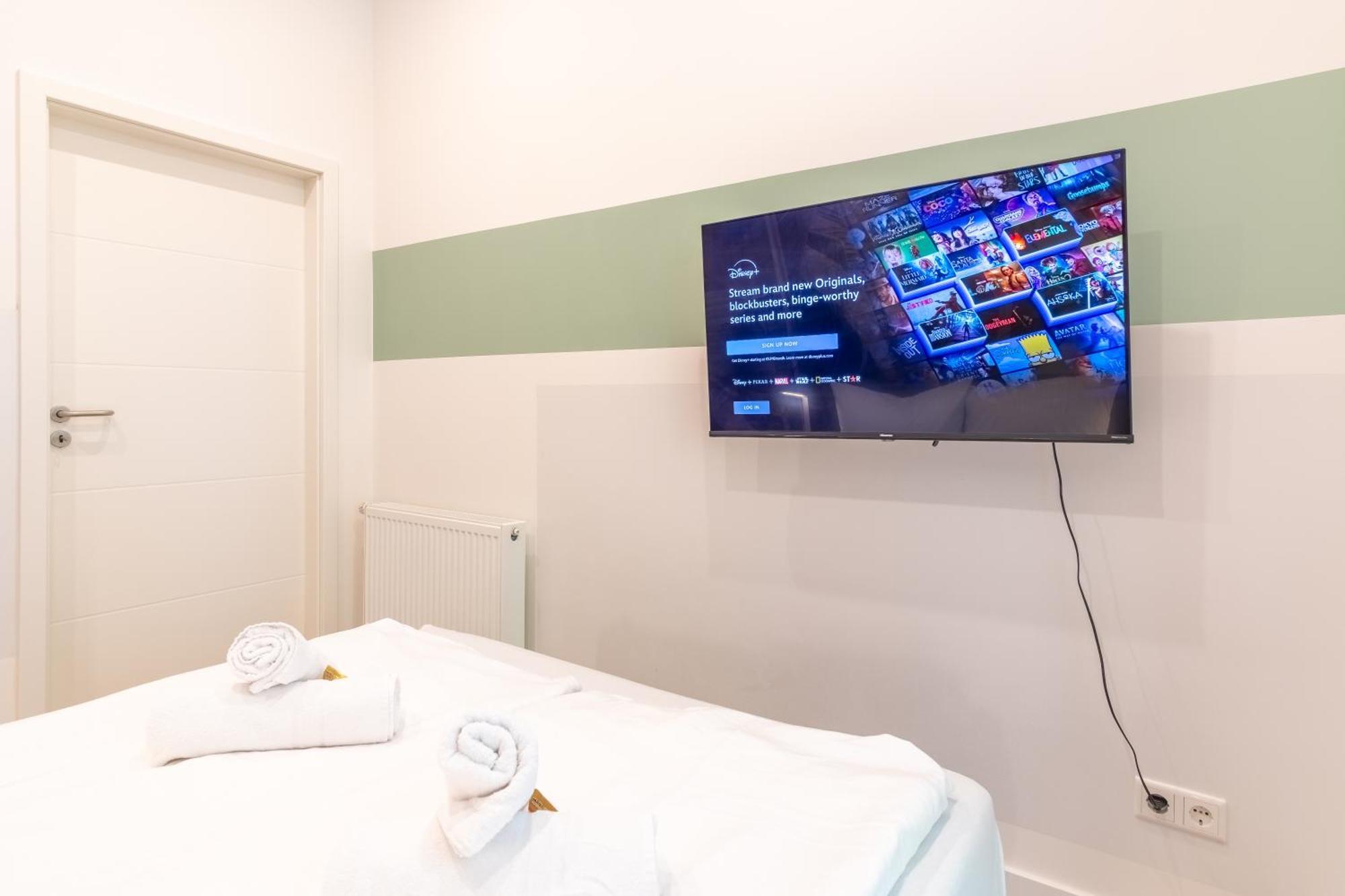 65 Zoll 4k Tv, Plus, Soundbar, Kostenloser Kaffee, 5 Raeume Apartment Leipzig